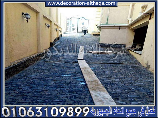 مشايات حجر بازلت للحدائق تُظهر تصميمات متنوعة من الحجر الطبيعي في المساحات الخارجية، مما يضفي لمسة جمالية وقوة على المسار