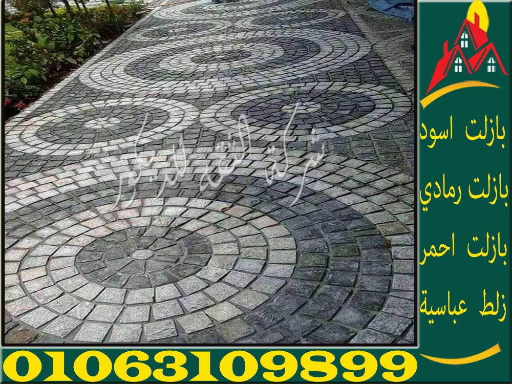 صورة حجر بازلت أسود بأبعاد منتظمة، يستخدم في الأرضيات والديكورات الخارجية، يبرز جماله الطبيعي ومتانته العالية
