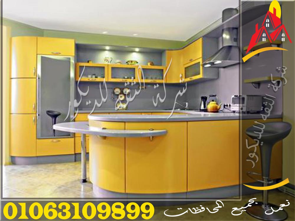 مطابخ اكريليك لامعة وعصرية بتصميمات فريدة تضفي لمسة من الأناقة والجمال على المطبخ